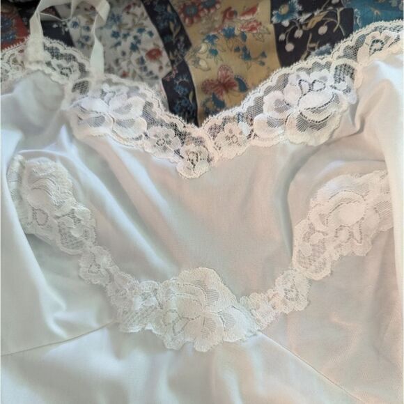 vintage women's 60s white nylon gown slip with lace details - Picture 5 of 8